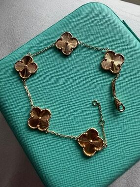 18k solid gold motif bracelet
